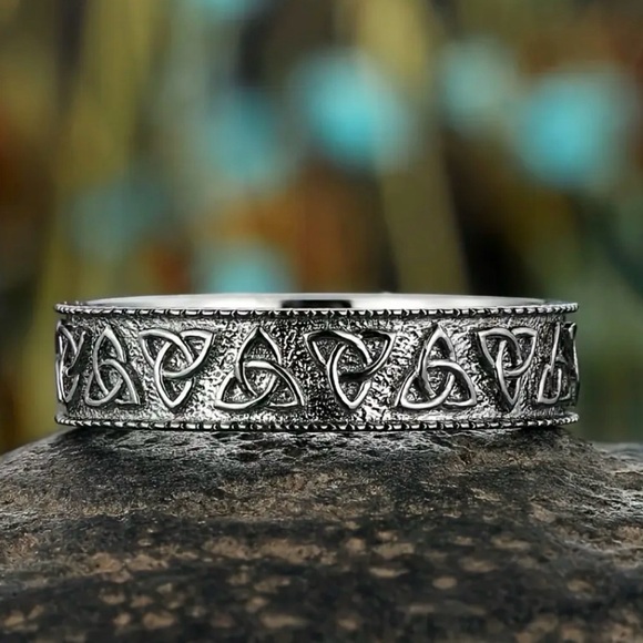 Elegant Silver and Red Gemstone Ring Set. - Picture 4 of 4